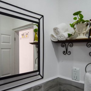 oasis1746_mountainview_apartment_bathroom_002